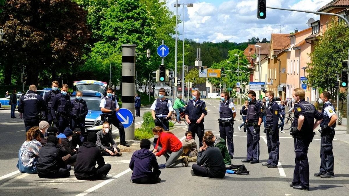 Teil der Aktionen war auch eine Besetzung der B 32 – prompt kommt das SEK aus Göppingen, alle Beteiligten wurden für 24 Stunden weggesperrt. 