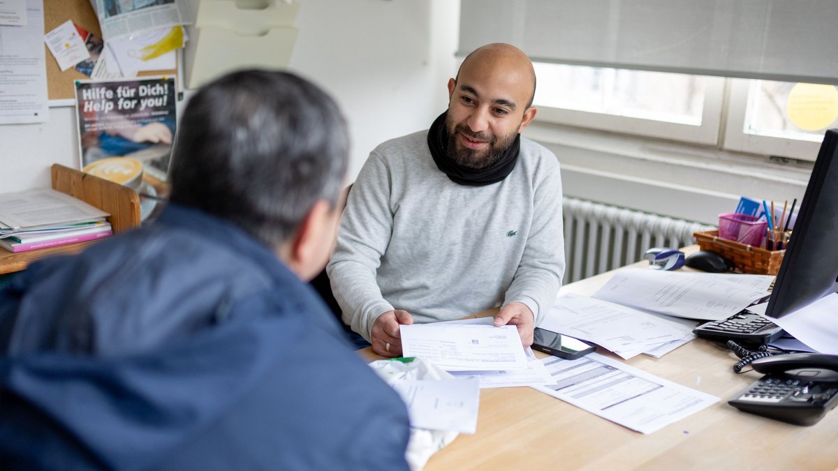 Einst selbst geflohen, berät Mohammad Al-Hussain inzwischen Asylsuchende in Tübingen. Fotos: Julian Rettig