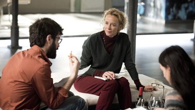 Sauber am Name-Droppen: Maria und ihre Literaturstudenten. Foto: Martin Menke