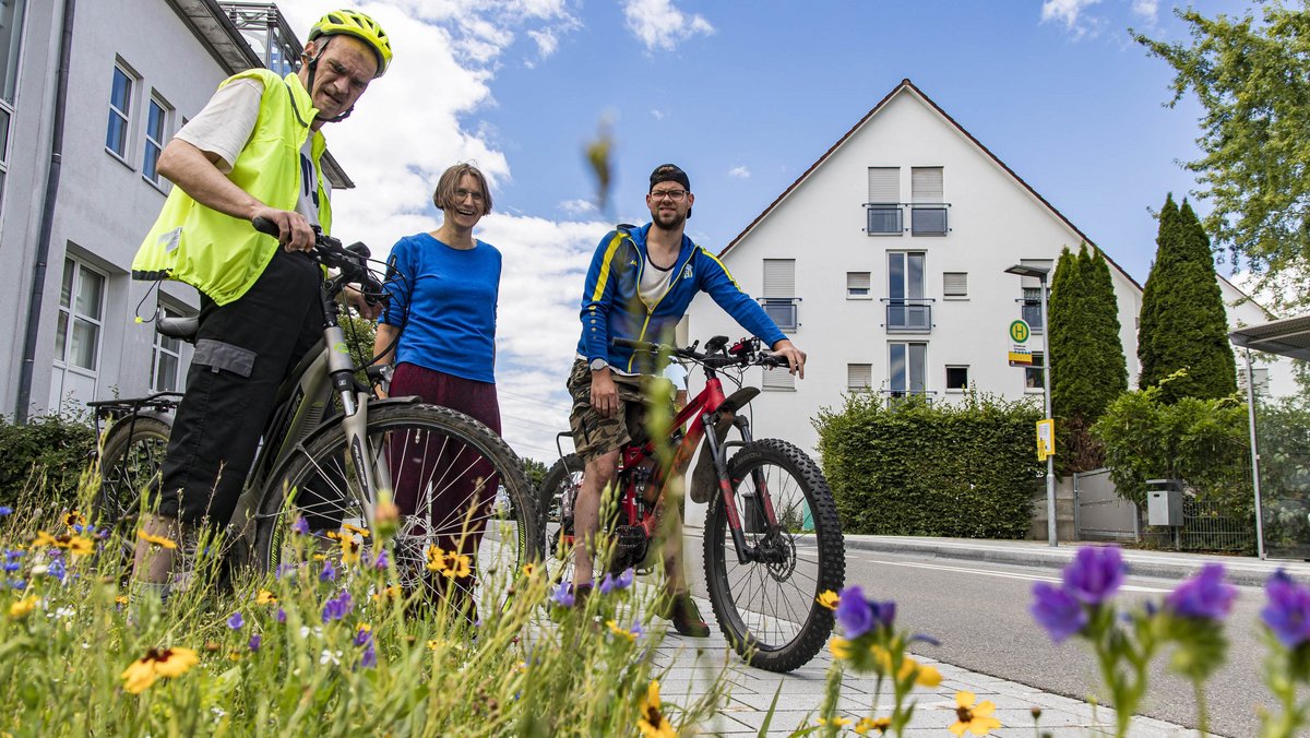 Sie gehören dazu: Marcel (links) und Fabian, in ihrer Mitte Gudrun Bosch.