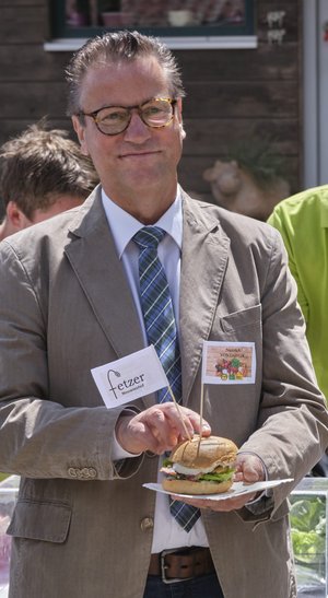 Landwirtschaftsminister Peter Hauk isst gerne Fleisch und gehört zu denen, die anderen sagen, wo sie CO2 reduzieren können. Foto: Joachim E. Röttgers