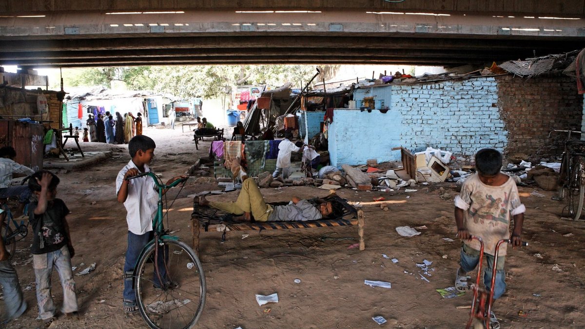 Slum in Ahemdabad, Indien, unter einer Brücke erbaut. Unter die Räder gekommen ist auch die Berichterstattung über sie. Foto: Joachim E. Röttgers
