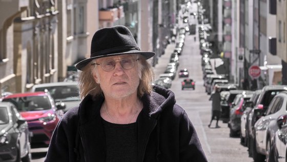 Einer, der seine Nase an Hutladenschaufenstern plattdrückt. Foto: Joachim E. Röttgers