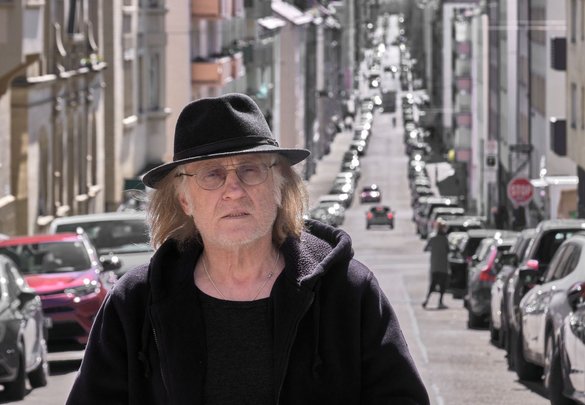 Muss einer mit Hut öfter zum Frisör? Unser Kolumnist schlägt neue Ortsschilder für Stuttgart vor – nicht mit "21" drauf, sondern einem Haarabschneider. Foto: Joachim E. Röttgers