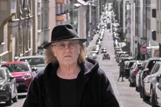 Der professionelle Hans Guck-in-die-Luft ist in den Straßen von Stuttgart auch dem Profit auf der Spur.