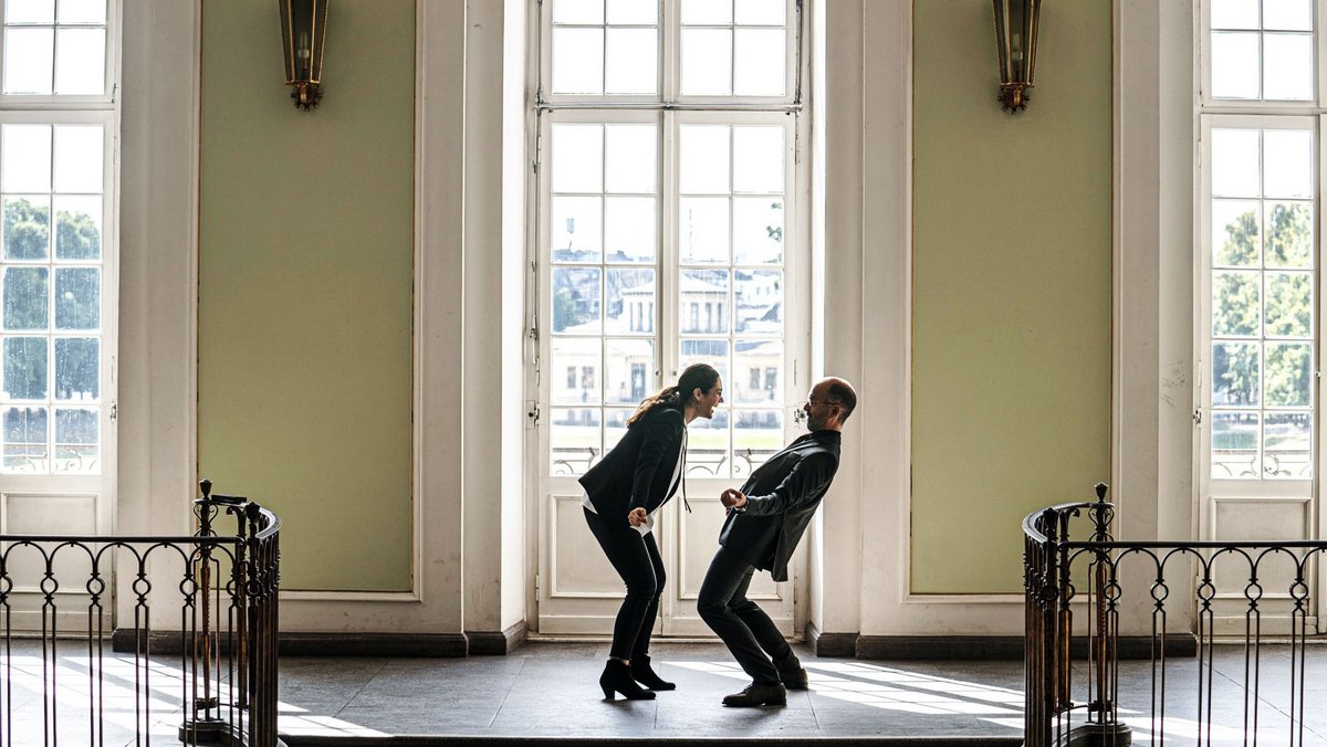 Naima (Nilam Farroq) und Prof. Dr. Richard Pohl (Christoph Maria Herbst) machen sich vor dem Wettbewerb warm. Filmstills: Constantin Film Naima (Nilam Farroq) und Prof. Dr. Richard Pohl (Christoph Maria Herbst) machen sich vor dem Wettbewerb warm. Filmstills: Constantin Film