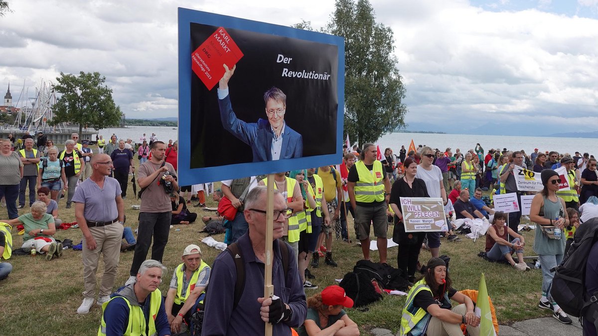 Reaktion auf Karl Lauterbachs "Revolution im System" am Rande der Gesundheitskonferenz in Friedrichshafen, Juli 2023. Foto: Andreas Henke