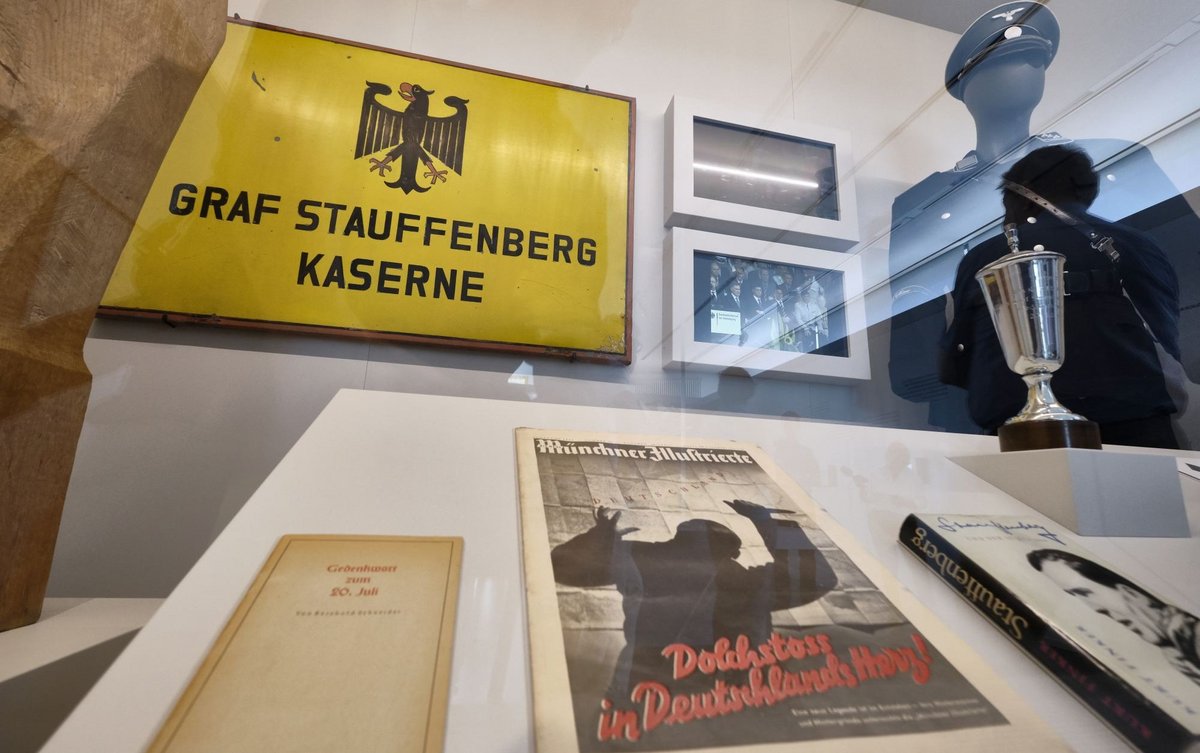 Exponate der Sonderausstellung "Stauffenberg. Attentat". Rechts oben die Uniform, in der Satiriker Martin Sonneborn eine Lesung von Björn Höcke besuchen wollte. Foto: Joachim E. Röttgers