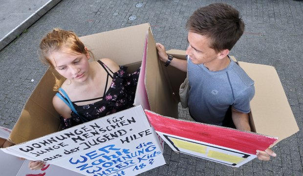 Ganz schön eng hier: junge Menschen auf der Suche nach einer bezahlbaren Bleibe.