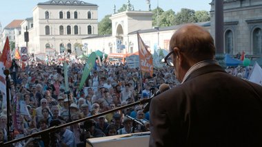 Ziegler auf der Münchner Großdemo gegen den G7-Gipfel auf Schloss Elmau 2015.