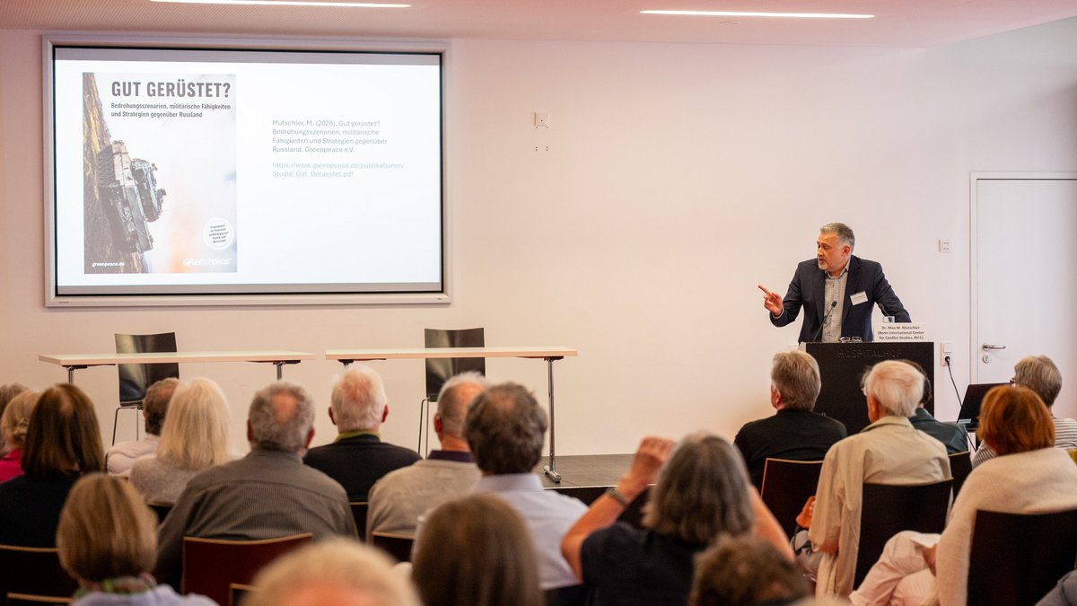 Max Mutschler, Experte für Waffenexport und -handel, rät zu einer "Doppelstrategie: Aufrüsten und Rüstungskontrolle." Foto: Jens Volle