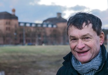 Konrad Hummel vor dem Turley-Platz 8/9.