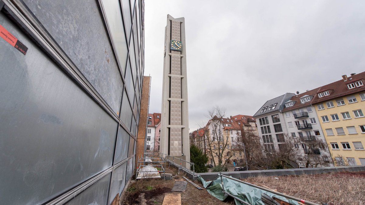 Die Zukunft der Kirche (links die trüb gewordenen Betonglasfenster von Christian Oehler) bleibt unklar.