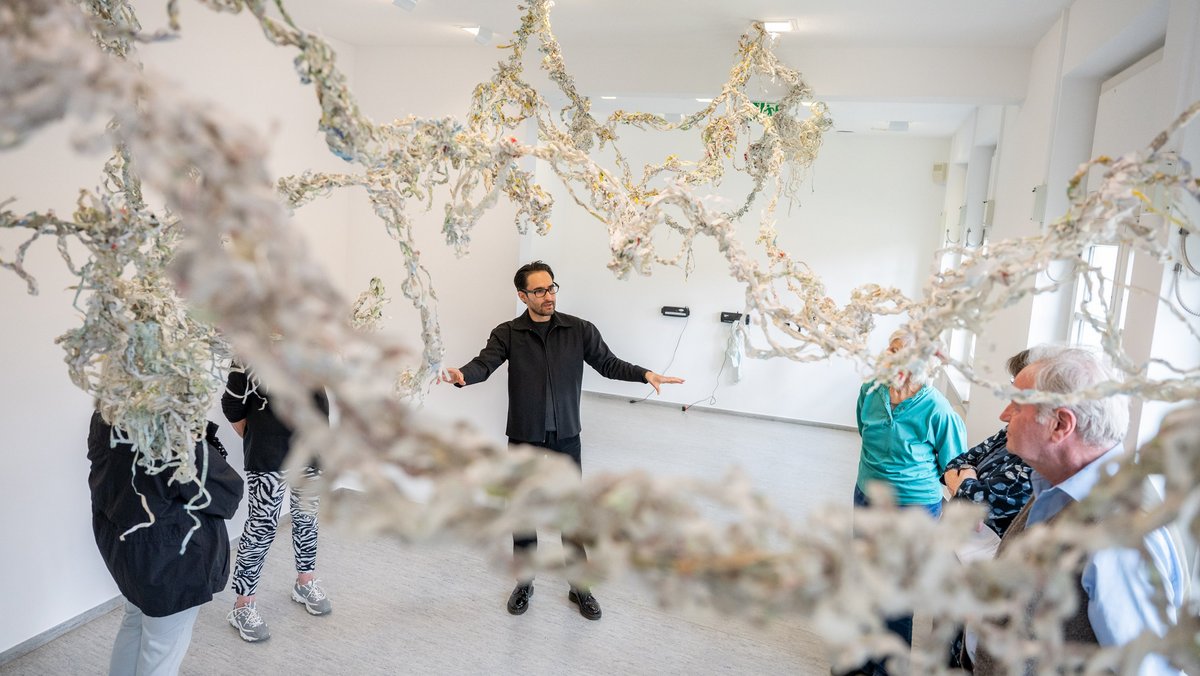 Das doppeldeutige Werk "Dreading the Map" von Sonia E. Barrett schwebt über den Galeriebesucher:innen. Das doppeldeutige Werk "Dreading the Map" von Sonia E. Barrett schwebt über den Galeriebesucher:innen.