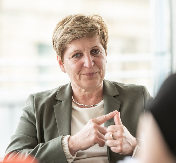 Ministerin Nicole Razavi meint, sie mache ihre Arbeit ziemlich gut. 