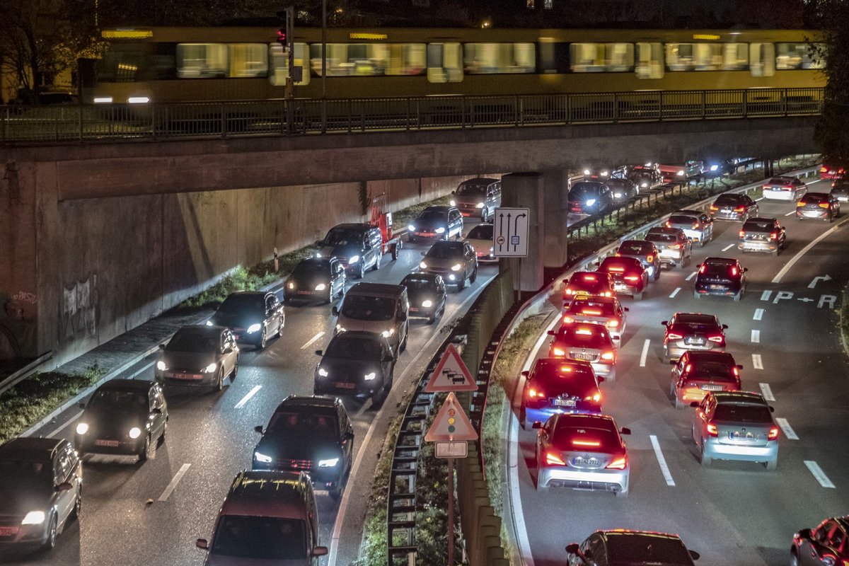 Eine autofreie Stadt ist noch nicht in Sicht, aber der ÖPNV zeigt sich schon am Horizont, über die B 27 fahrend. Eine autofreie Stadt ist noch nicht in Sicht, aber der ÖPNV zeigt sich schon am Horizont, über die B 27 fahrend.