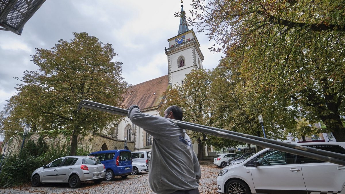 Das alte Metzingen in geschäftigem Treiben: Das Gewölbe der Martinskirche wurde aus Blumentöpfen gebaut, um Gewicht zu sparen.