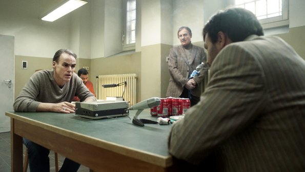 Doktor Wolf befragt Rafid Alwan. Doktor Wolf befragt Rafid Alwan.