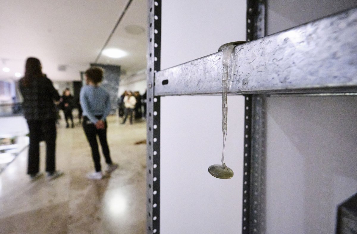 "Im Fluss", Anna Gohmerts Installation mit Schwerlast-Regal und Glas. Mehr Fotos mit Klick aufs Bild. "Im Fluss", Anna Gohmerts Installation mit Schwerlast-Regal und Glas. Mehr Fotos mit Klick aufs Bild.