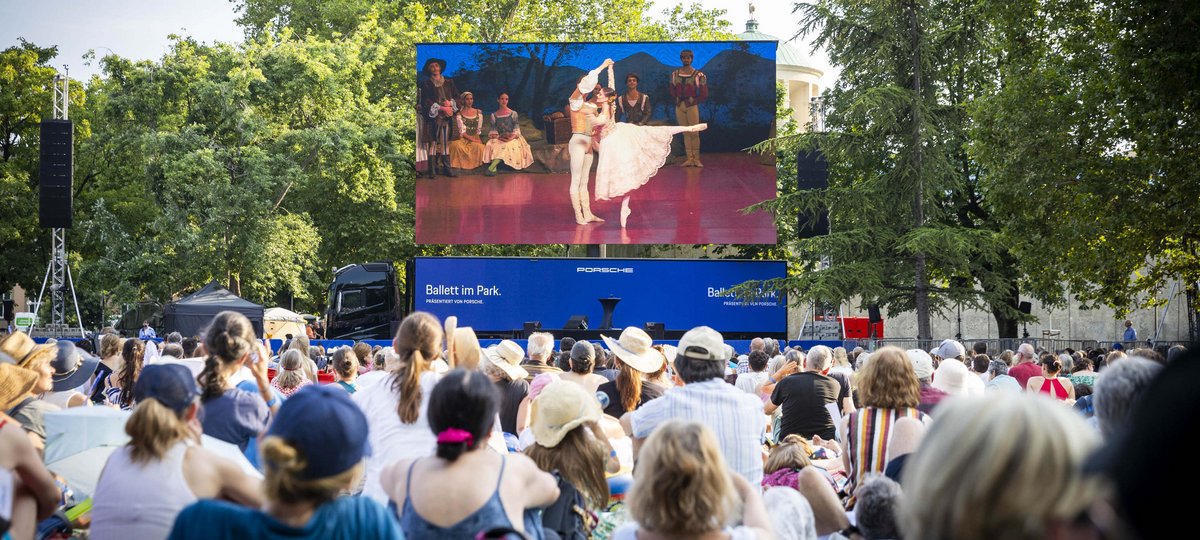 Die über 50 Jahre alte Schwanensee-Inszenierung von John Cranko hat immer noch ihre Fans, hier bei Ballett im Park 2024. Foto: Julian Rettig