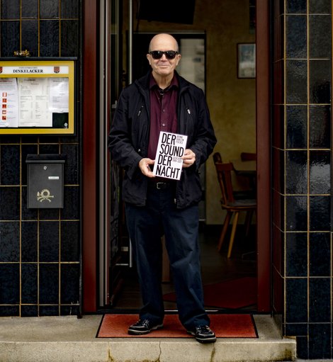 Bernd Harlem Fischle präsentiert seinen neuen Gedichtband. Fotos: Klaus Teichmann. 