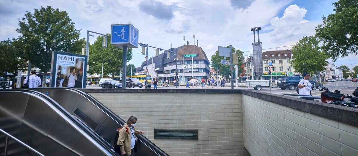 Hier geht's runter – Cannstatter Kaufhof vom Wilhelmsplatz aus gesehen. Hier geht's runter – Cannstatter Kaufhof vom Wilhelmsplatz aus gesehen.