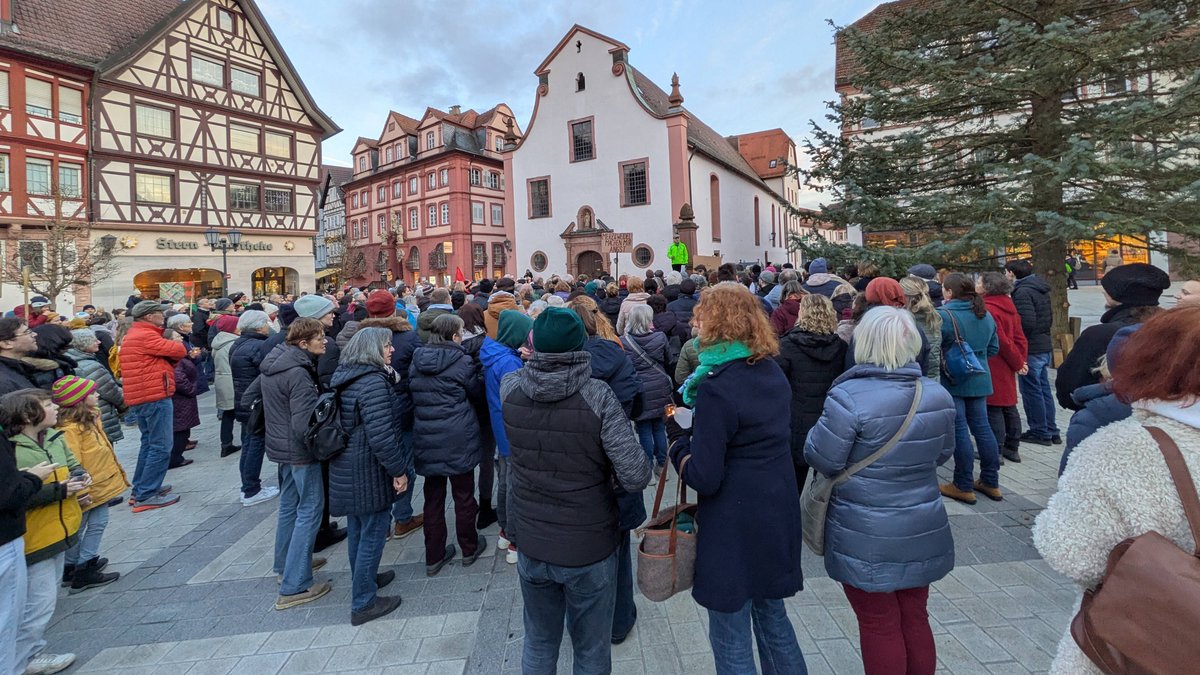 "TBB bleibt bunt" – Hunderte versammeln sich am 31. Januar zur Lichterkette auf dem Marktplatz in Tauberbischofsheim. Foto: Stefan Heidrich