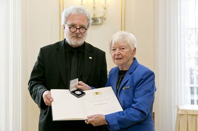 2013 erhielt Elisabeth Walther-Bense die Staufermedialle für besondere Verdienste um das Land Baden-Württemberg. Foto: Staatministerium