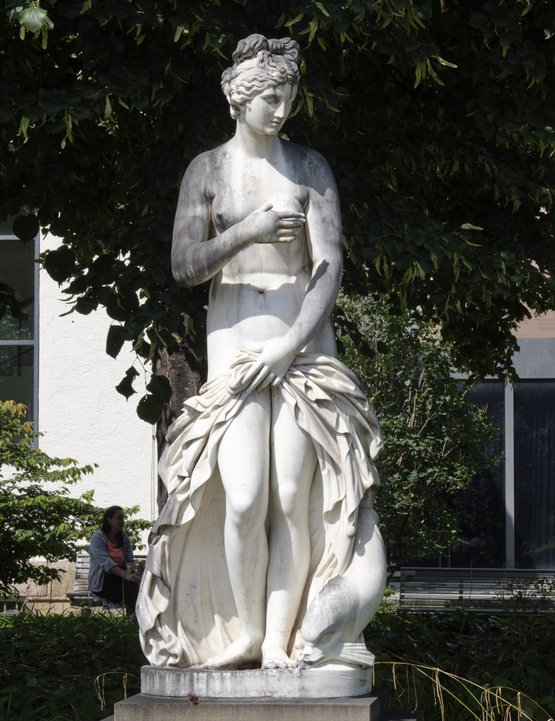 Ebenfalls mit tierischem Geleit: Venus mit Fisch (rechts unten) vor dem Württembergischen Kunstverein im Oberen Schlossgarten.