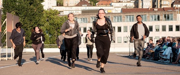 Die theater.prekariat-Inszenierung "Paradies gesucht" auf dem Stuttgarter Züblin-Parkhaus. Foto: Harald Völkl