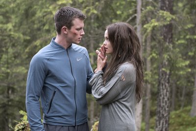 "Mein Vater hat sich umgebracht." – "Das ist schlimm." Alles klar. Zach mit der geheimnisvollen Ewa (Emilia Schüle).