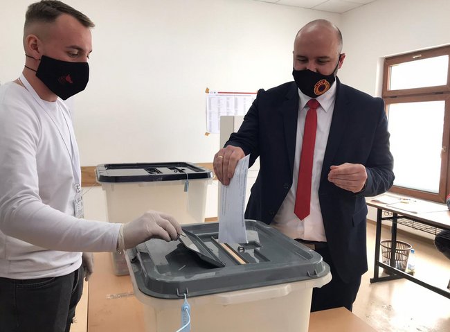 Osman Maliqi (rechts) bei der Wahl.