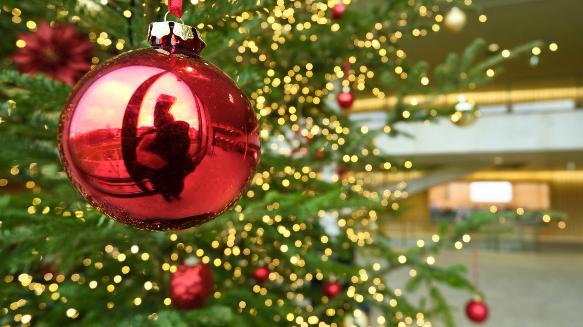 Spieglein, Spieglein am Weihnachtsbaum? Mancher mag sich die Kugel geben. Foto: Joachim E. Röttgers