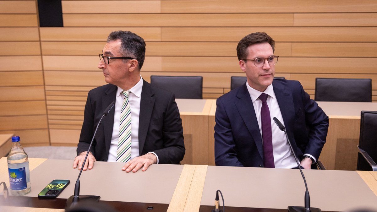 Manuel Hagel (CDU, r.) und Cem Özdemir (Grüne) bei der Pressekonferenz am Wahlabend. Foto: Julian Rettig