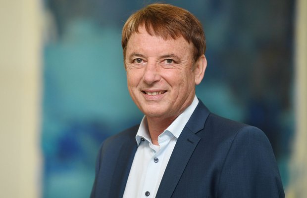 Jörg Krauss (Grüne) soll die neue Stabsstelle leiten. Er habe sich in seiner "Euphorie über den Eintritt in den Ruhestand offensichtlich zu viele Streuobstwiesen zugelegt". Foto: Franziska Kraufmann Jörg Krauss (Grüne) soll die neue Stabsstelle leiten. Er habe sich in seiner "Euphorie über den Eintritt in den Ruhestand offensichtlich zu viele Streuobstwiesen zugelegt". Foto: Franziska Kraufmann
