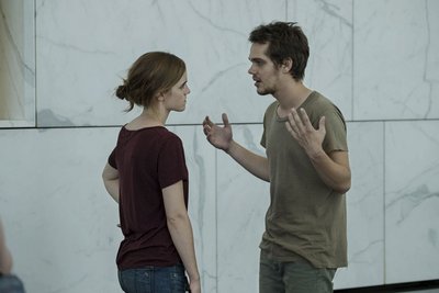 Mae diskutiert mit ihrem Ex-Freund Mercer (Ellar Coltrane) über ihr neues Leben.