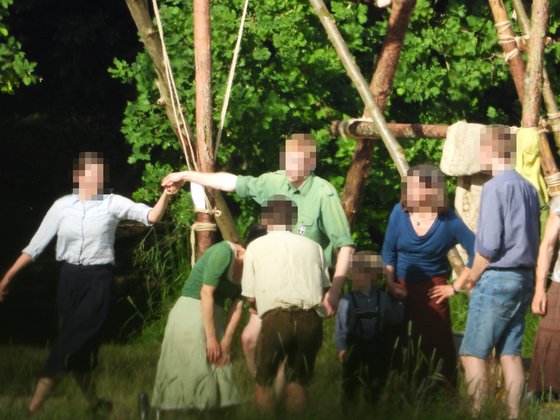 Drei Jahre nach dem Angriff auf Migranten tanzt Kadvan B. (grünes Hemd) auf dem "Pfingstlager" in Marxen. Foto: isso.media