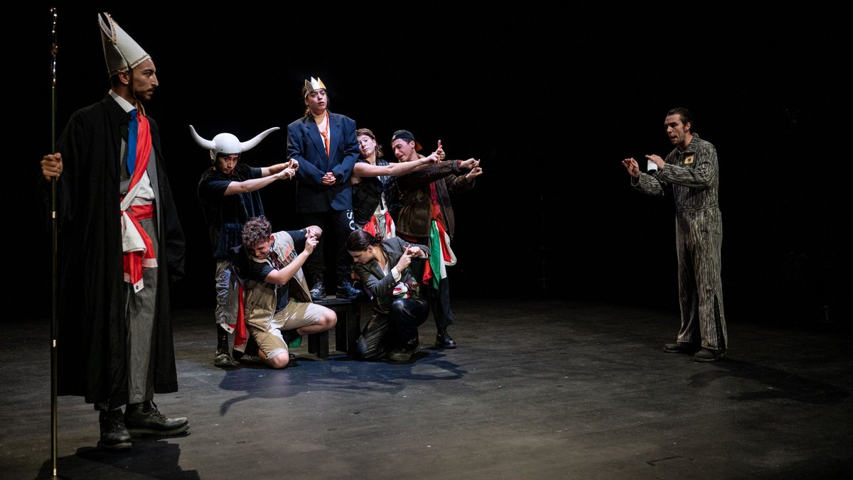 "Ich bin Lenz Farkas a Stuttgarti Magyar Hírlap Zeitung riportere!" Der König hört weg.