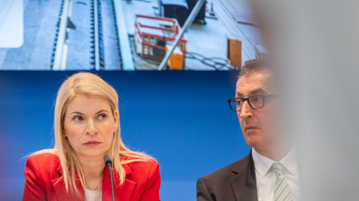 Betont zerknirscht: Bahn-Chefin Evelyn Palla bei der Pressekonferenz zur S-21-Lenkungskreissitzung am vergangenen Freitag, rechts neben ihr Baden-Württembergs Ministerpräsident Cem Özdemir. Fotos: Jens Volle