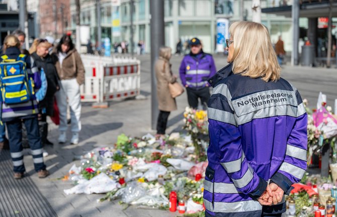 Seelsorger:innen in lila Westen kümmern sich um Passant:innen. 