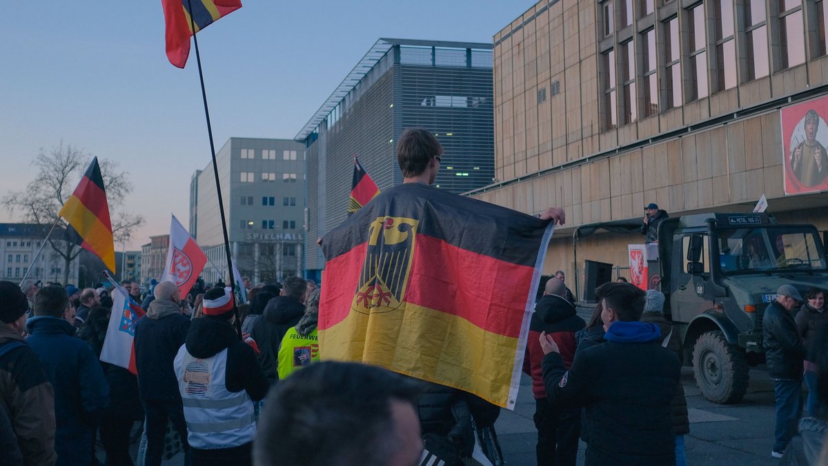 Am selben Tag: rechtsextreme Anti-Asyl-Demo, wenige Hundert Meter entfernt.