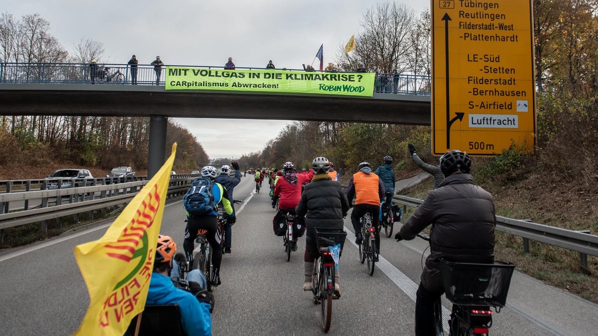 ... und die Demonstrierenden haben freie Fahrbahn. Applaus von oben!