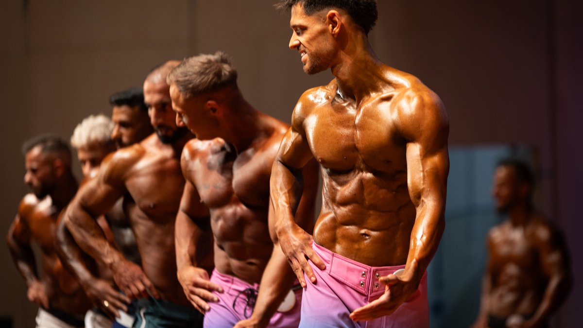 Bevor sie einzeln ihre eine Kür aufführen, präsentieren sich die Athlet:innen in der Gruppe. 