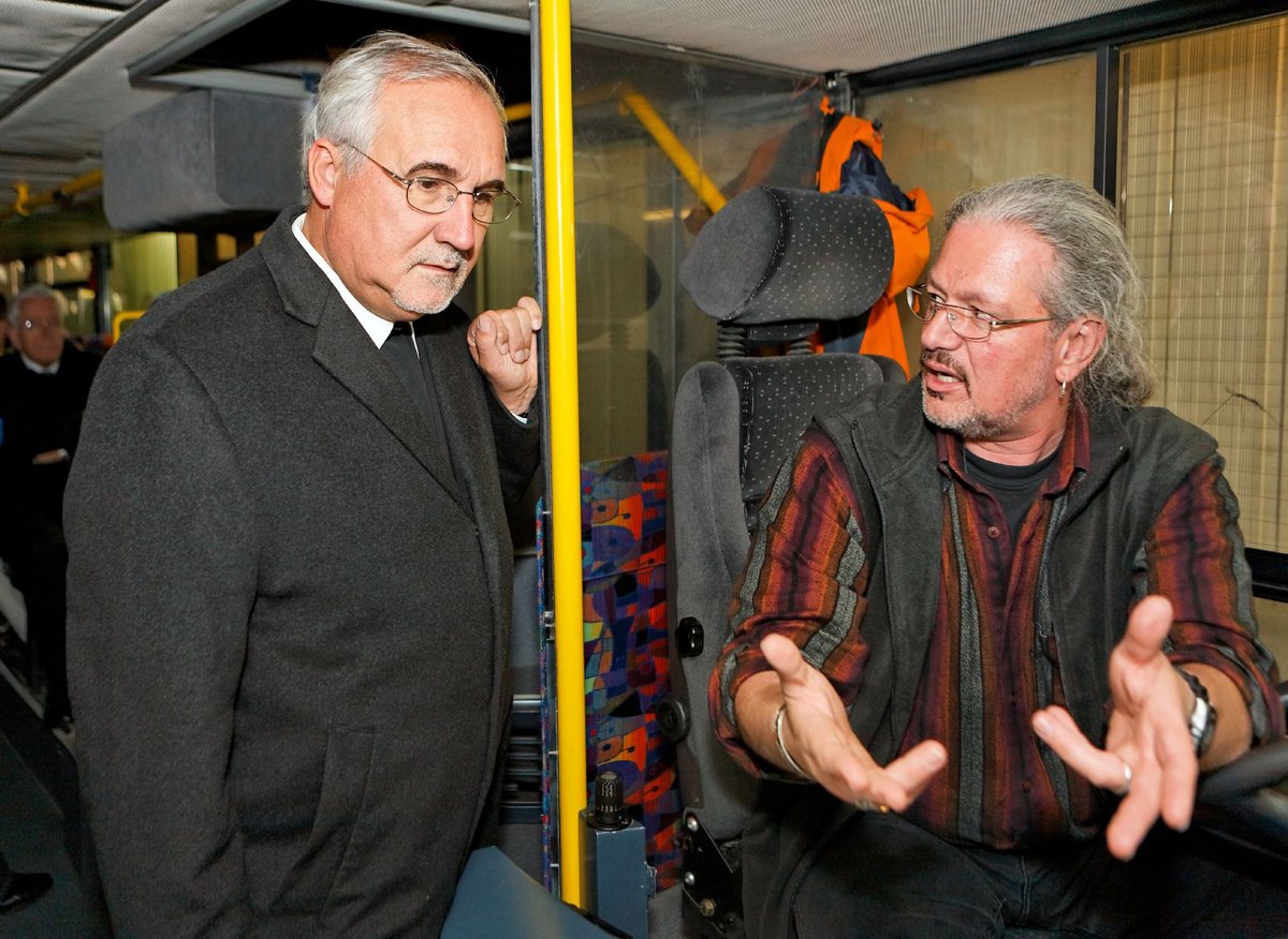 Sensationell: Dem Heilbronner Seelsorger und Busfahrer Josef Krebs ist es gelungen, Bischof Fürst in seinen Bus zu locken.