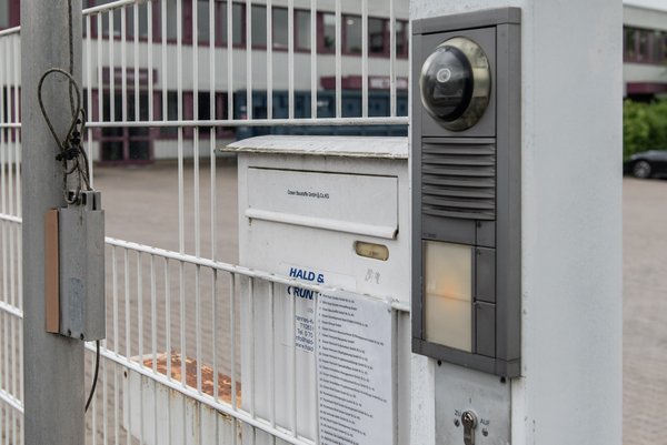 Die Ozean Group in Herrenberg mit einer Menge Firmennamen am Briefkasten. Foto: Jens Volle 