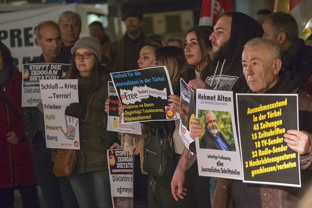 Dezember 2016: Protestkundgebung auf dem Stuttgarter Wilhelmsplatz gegen die Unterdrückung der Pressefreiheit in der Türkei.