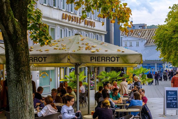Göppingens Fußgängerzone, im Hintergrund das heruntergekommene Hotel "Apostel-Hotel".