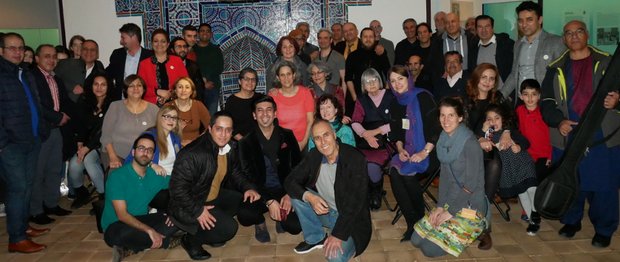 Vor der Qibla-Wand. Foto: Linden-Museum Stuttgart