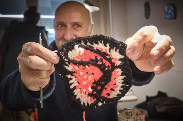 Demetris Panagakou, ehemaliger Mathelehrer, wird zum Textilkünstler.