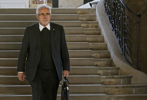 Gebhard Fürst, Bischof der Diözese Rottenburg-Stuttgart, muss sich von Verschwörungstheoretikern in den eigenen Reihen distanzieren. Gebhard Fürst, Bischof der Diözese Rottenburg-Stuttgart, muss sich von Verschwörungstheoretikern in den eigenen Reihen distanzieren.